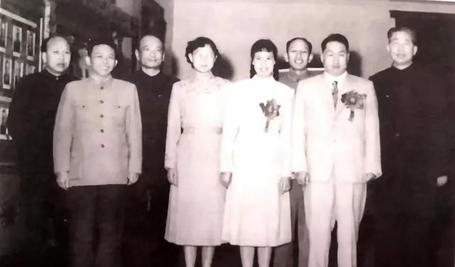 这是毛岸青给妈妈扫墓的8张照片	，一句“妈妈好想你”令人泪目