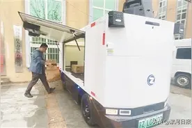 无人驾驶快递车亮相临颍街头图片