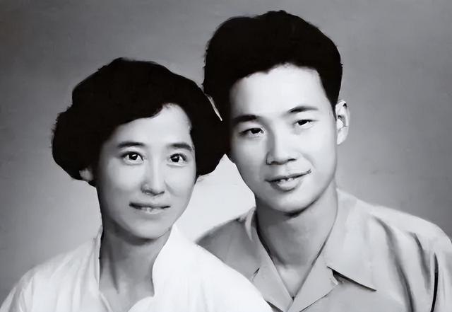 1965年，李鹏总理和儿子李小鹏、李小勇的合影，他37岁，气质不凡