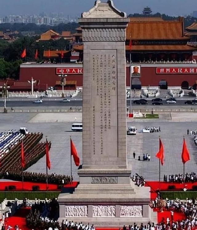 人民坚决反对,将主席纪念堂与人民英雄纪念碑,迁至八宝山革命公墓