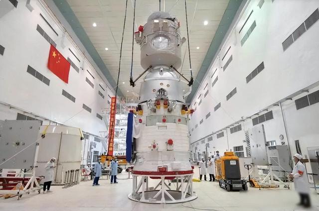 神舟二十号航天员返航因碎片风险紧急推迟，美军武器逼近太空