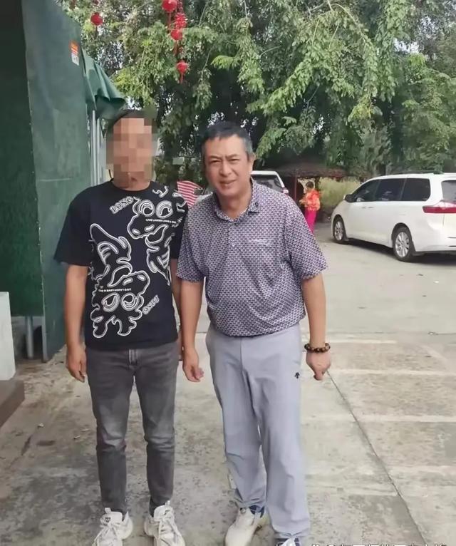 54岁张嘉译海南被偶遇！腰越来越严重了 完全没办法站直 中年才爆红
