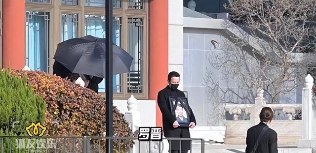 唐嫣穿黑色大衣出席公公葬礼，罗晋和她互动自然，傅程鹏现场帮忙