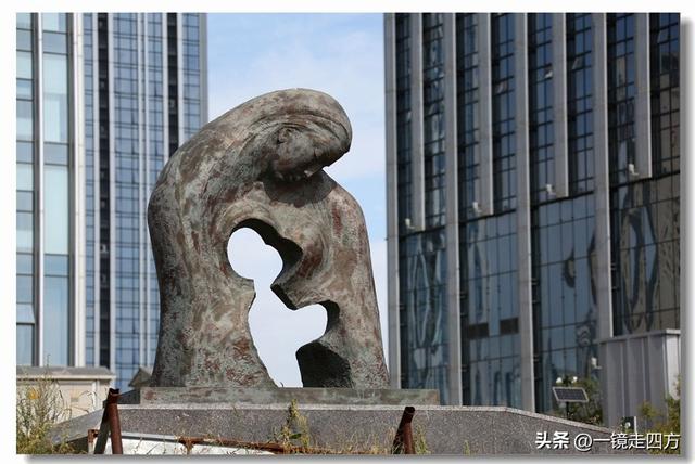 在大连陵水湾打造出的“海纳百川”国际雕塑景观带