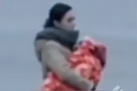 女子抱婴儿跳江后续！大女儿硬刚官媒，假冒继父传谣言，警方回应图片