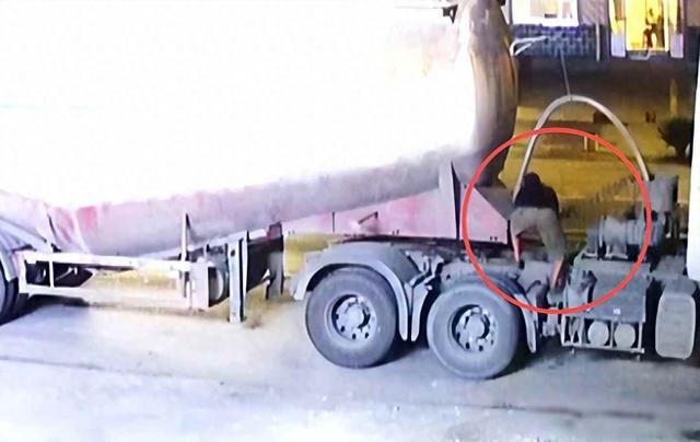 货车司机吃个晚餐，正被一双黑手悄悄改造为一枚“定时炸弹”。