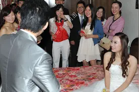 故事：火车上，不小心睡错陌生女人卧铺，却与她发生一场甜蜜情缘图片