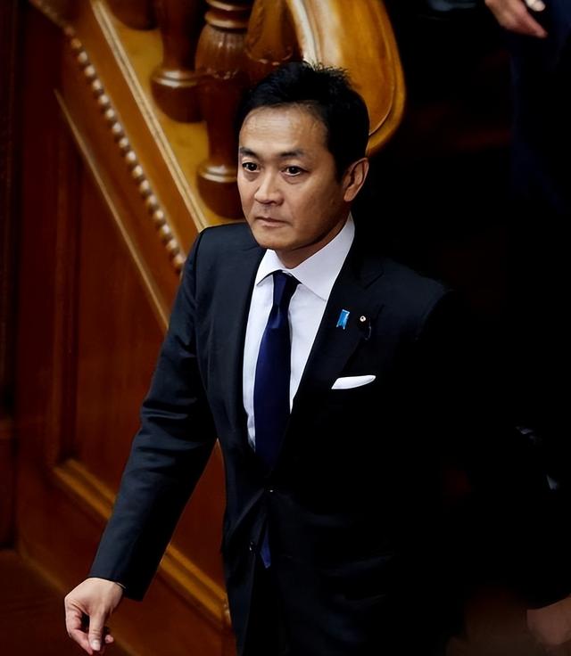 日本首相候选人出轨嫩模，情人身材火爆前凸后翘，年龄相差16岁