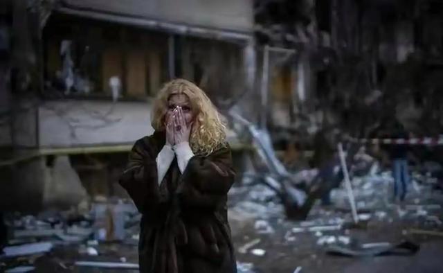 态度突变？西方从热情拥抱到冷脸驱逐！乌克兰难民无处可逃！