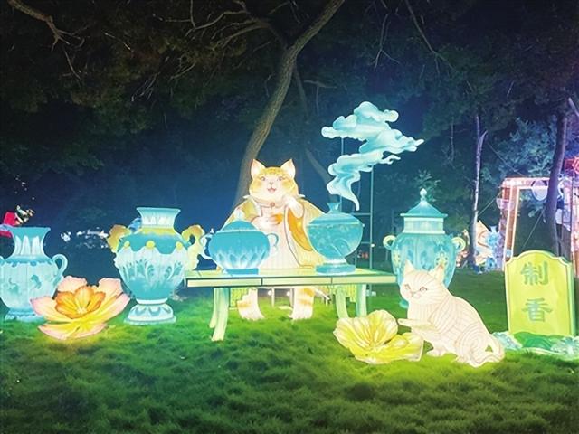 “青岛之夏”艺术灯会开启“时空隧道”，在光影中重逢老青岛