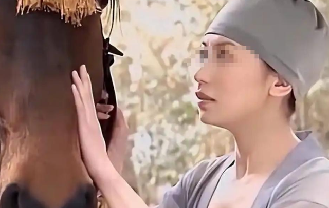 揭秘尼姑庵真相：表面佛门实则妓院，穿黑丝戴假发，香客人来人往