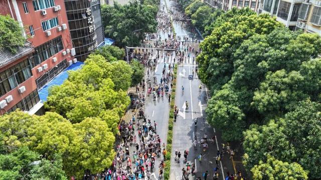 红河元阳14万游客泼热“水花经济”