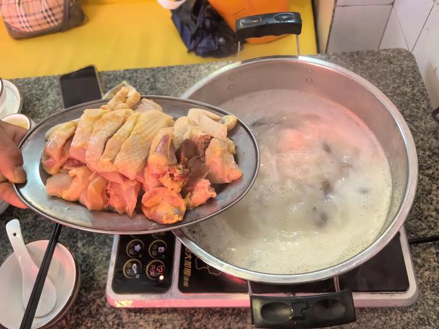 榴莲壳花胶煲猪肚 榴莲壳花胶煲猪肚的做法
