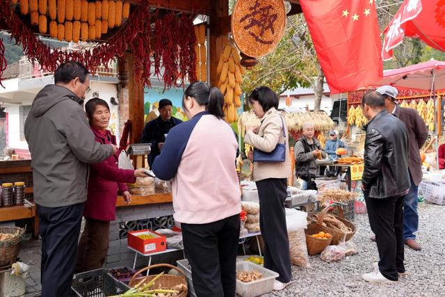 深秋留坝秦岭市集爆火,“红叶经济”带旺山间烟火气