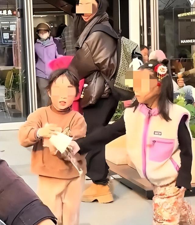 小女孩打翻水杯后续：警方介入，涉事母女道歉，女孩状态让人担忧