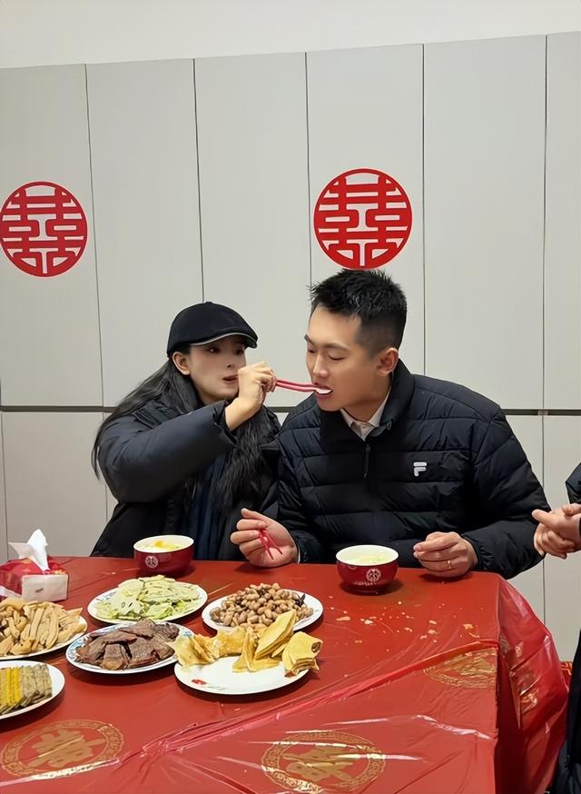 最帅升旗手张自轩大婚不到24小时	，荒唐一幕出现，新娘受无妄之灾