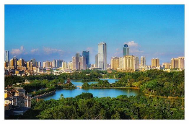 国内最有 “割裂感” 的城市之一！小吃摊吃到扶墙出，太适合漫游了