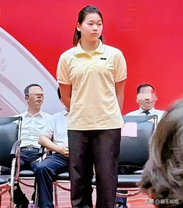 不到24小时，央视3次点名全红婵，冠军背后，竟是这般光景？