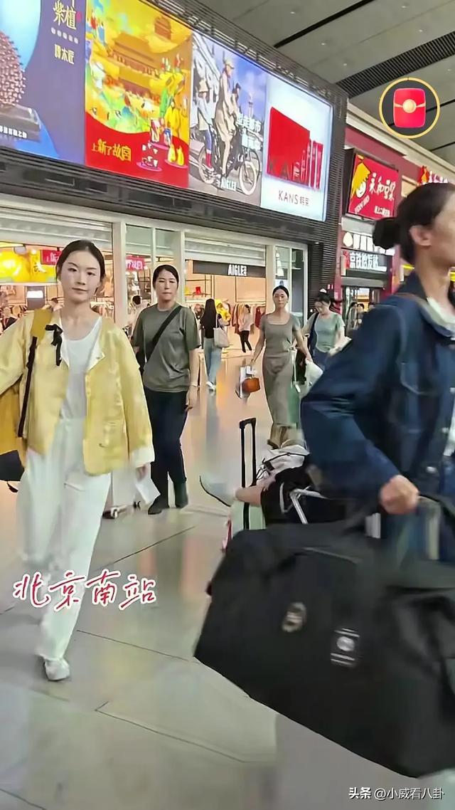 车站遇见参加完九三阅兵的女民兵，脱下迷彩服换上便装，个高时尚