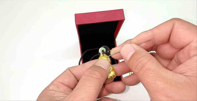 买黄金时只需一根针	，真假黄金立马“现原形”，你也赶紧试试吧