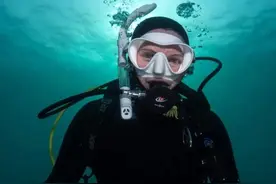海底奇遇！她潜水时被章鱼搭讪，一路跟随，竟发现神秘的海底墓碑图片