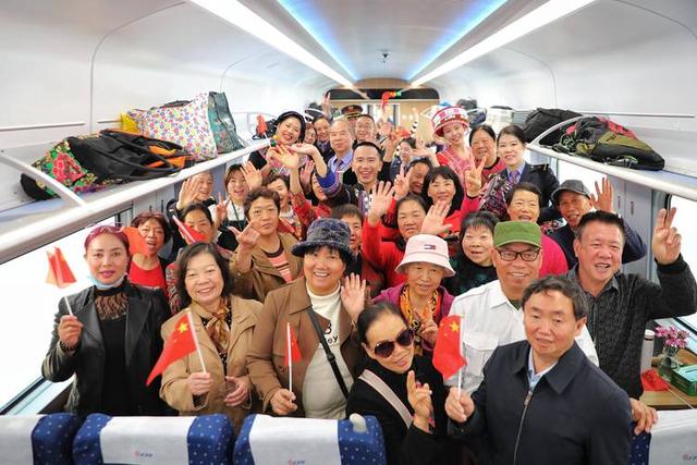 武汉首发！火车变“移动酒店”！每间房都能洗澡，首发上座率95%