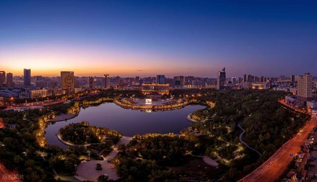 南方小土豆到了乌鲁木齐才知道，什么是离天空最近的大城市