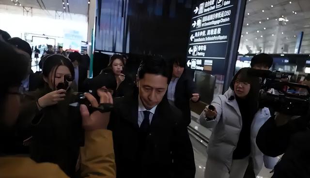 高市还没道歉，中日又出现新争端，日本要求解释 中方为何双手插兜