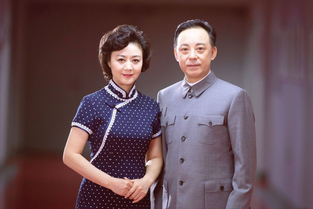 至今未婚未育，身边却有男人陪了近27年！59岁的她才是真人间清醒