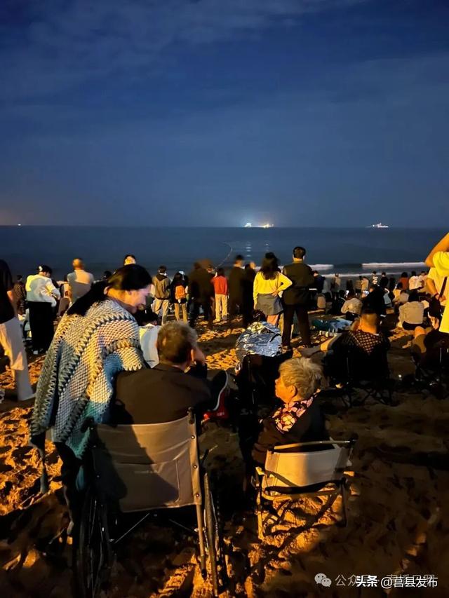 高燃！凌晨3时48分的日照海边，人山人海！这一幕，太震撼！