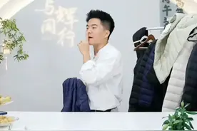 董宇辉太节俭，外套穿13年，袖子磨破还在穿，丈母娘:咋找翠花啊图片