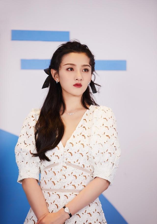 越扒越有，被人民网点名后，闫学晶又被曝身份造假	，成名史太精彩