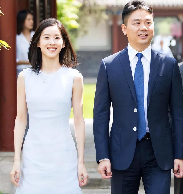 刘强东带章泽天见客户，56万爱马仕抢眼！他宠溺的眼神藏不住