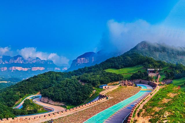 河北石家庄赞皇：云如浪涌峰头绕 雾掩红崖翠绿