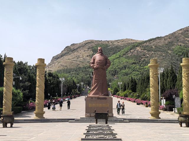 唐太宗李世民的昭陵首开唐陵以山为陵先例，博物馆却在十公里开外
