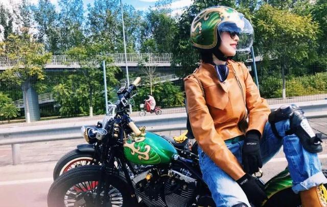 年近半百身材火辣，被台湾第一帅伤透心，41岁靠迪丽热巴再次翻红