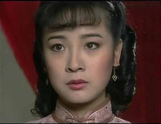 她是国家一级女演员，多次给丈夫戴绿帽，重病丈夫坐轮椅也不离婚