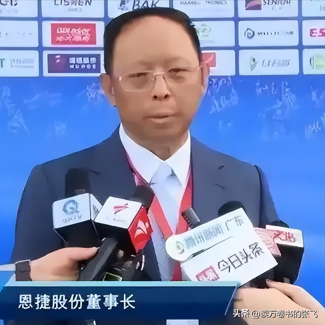 一家子全是美籍，却还在国内“捞金”，年赚4亿，账上还存有130亿