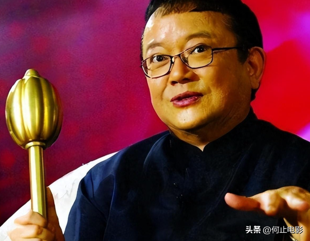 事实证明，被传卖掉上亿豪宅移民美国的王刚，已经走上另一条大道