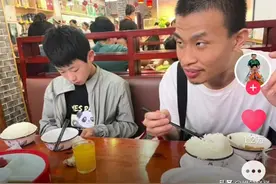 北大韦神带姐姐游玩北京，被曝诸多生活癖好，网友看完疯狂催婚！图片