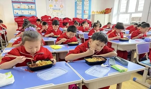 北京下了个死命令：2027年底前	，所有中小学必须告别“校外配餐	”