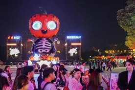 武汉欢乐谷惊奇造梦夜启幕，开启潮玩夜游模式图片