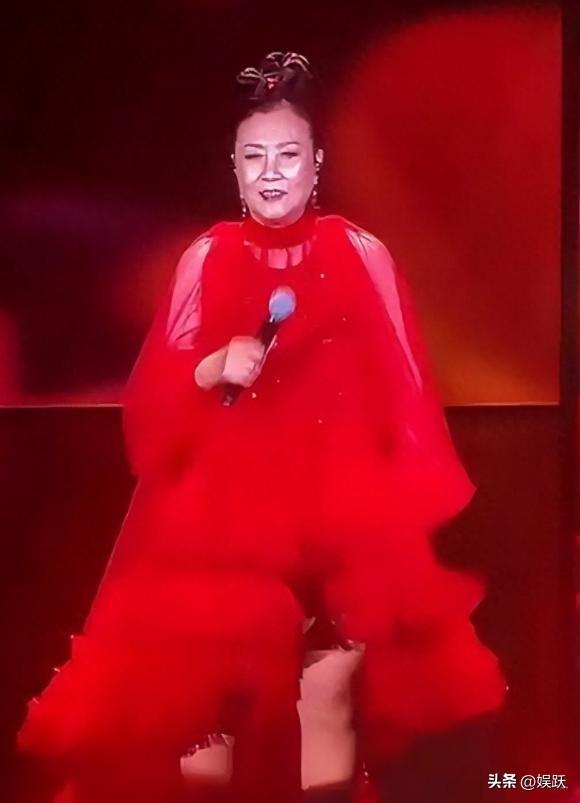 78岁路都走不稳还开演唱会捞金	，全网恶评如潮，她却扬言回馈粉丝