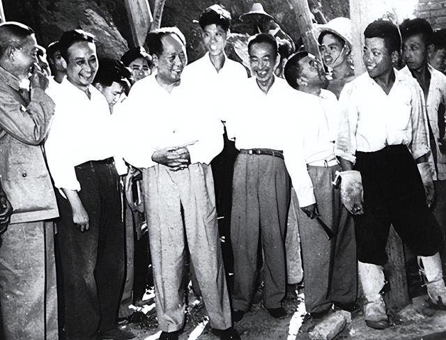 56年毛主席在北京吃羊肉泡馍，环顾四周后突然问高智：你工资多少