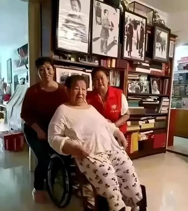 这是85岁李讷的近照,注意看她的坐姿,才知道她为何没去纪念堂