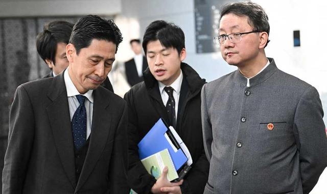 日本要求中国解释双手插兜！中方果断回应：现场大多数是日本媒体