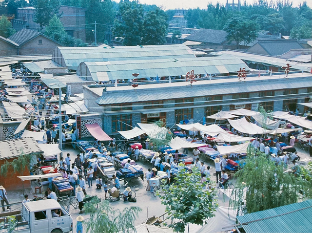 1987年的咸阳，钟楼前的这条街你还记得吗？