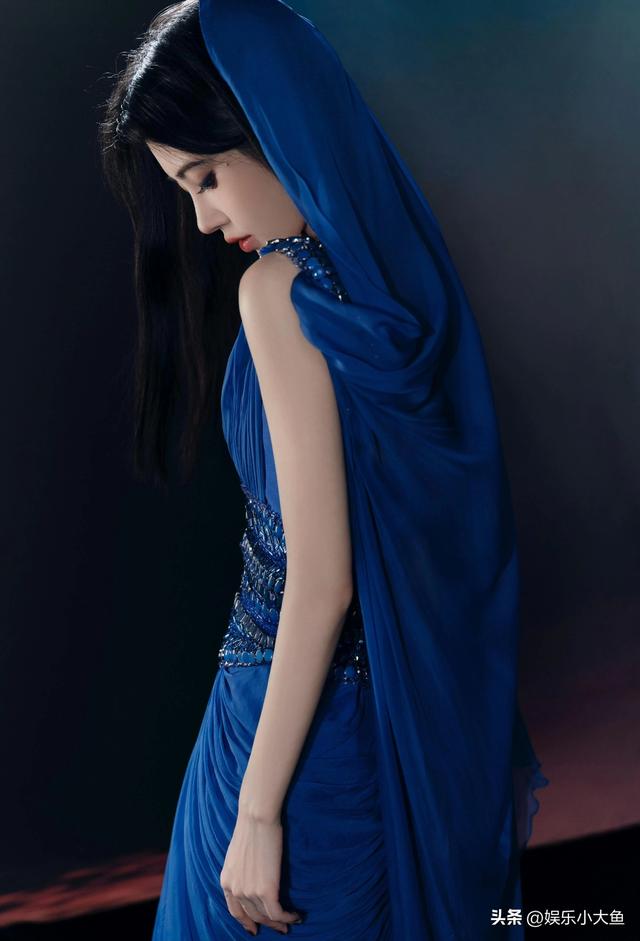 鞠婧祎出席星光大赏活动，黑色露肩长裙配珍珠项链，腰肢纤细好美