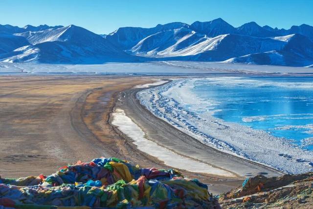 西藏天湖冬日变蓝宝石秘境，千里冰封宛如异星