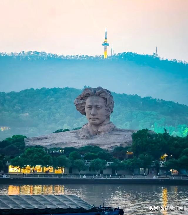 橘子洲头：追寻伟人足迹，感悟历史与自然的交融